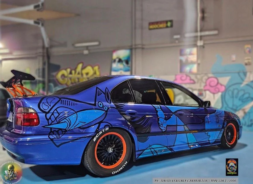Restacuracion BMW Azul con Aerografía urbana artistica