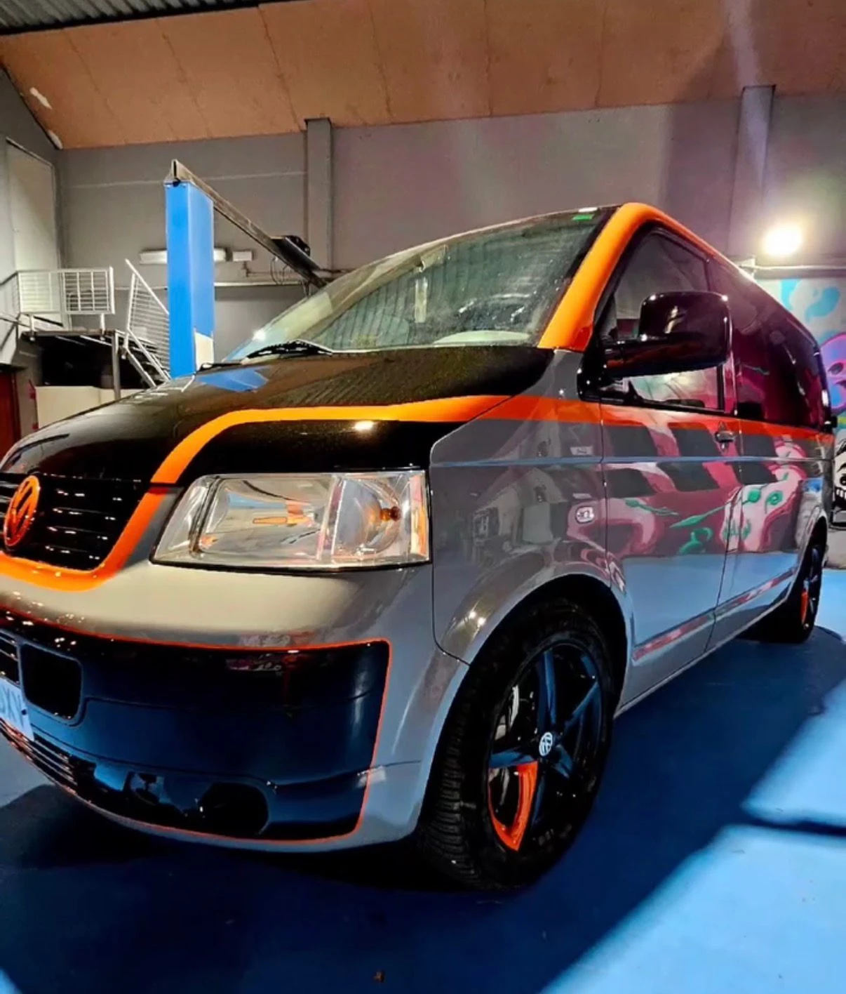 Furgoneta Volkswagen personalizada en tres colores